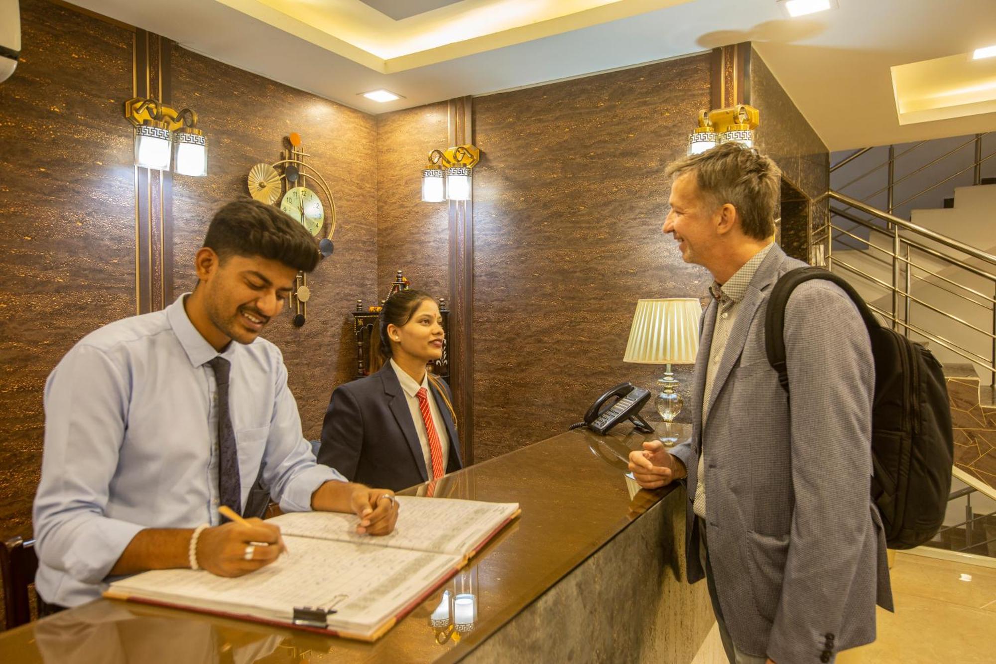 Hotel Prithvi-Raj Near Delhi Airport New Delhi Bagian luar foto